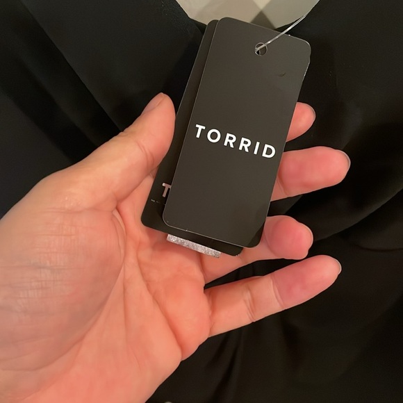 Womens New Torrid Studio Crepe V-Neck Twist Tank Top - Picture 5 of 8